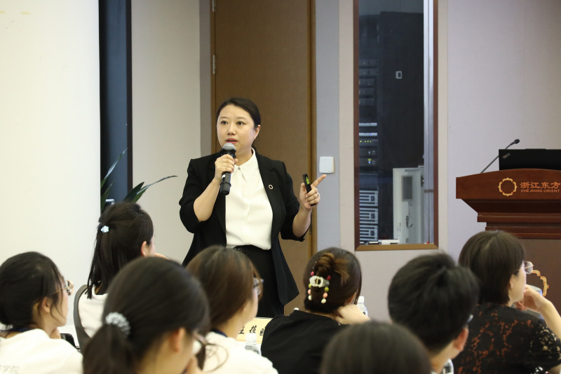 浙江大學經(jīng)濟學院、國際聯(lián)合商學院全國優(yōu)秀大學生夏令營到浙江東方參訪 何欣.jpg